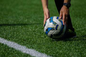 德泽尔比保级后瞄准罗马双星，热刺重建或从门将开始（配图示意）